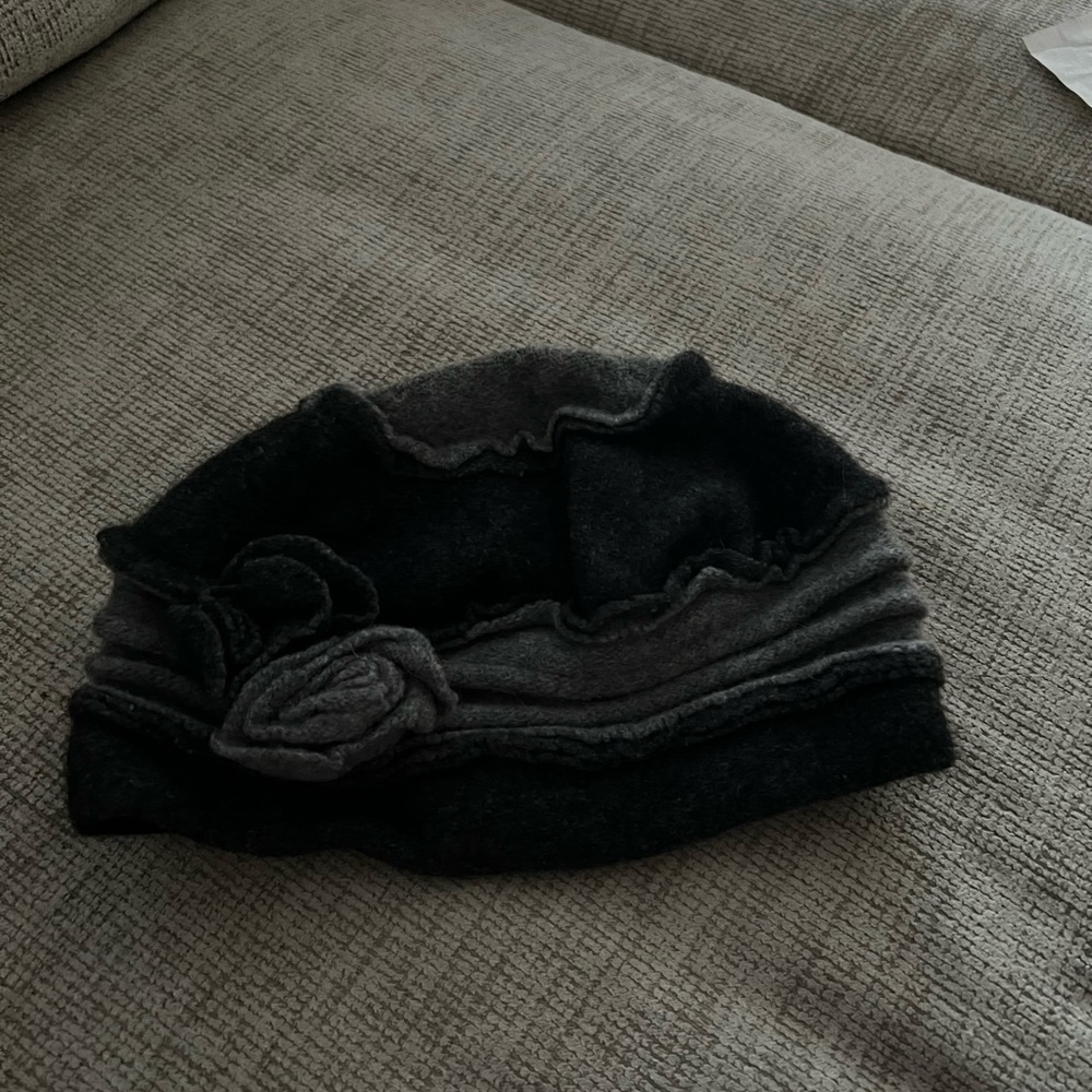 Hat with a flower on the side, warm